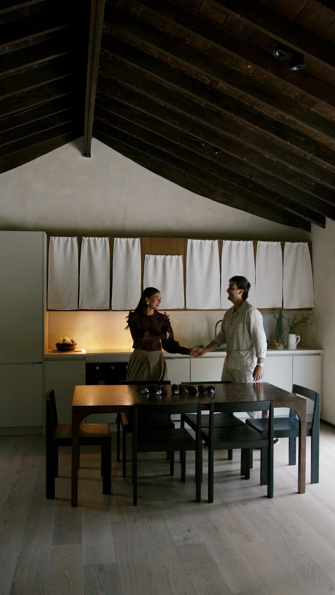 Una pareja comparte un momento en la cocina