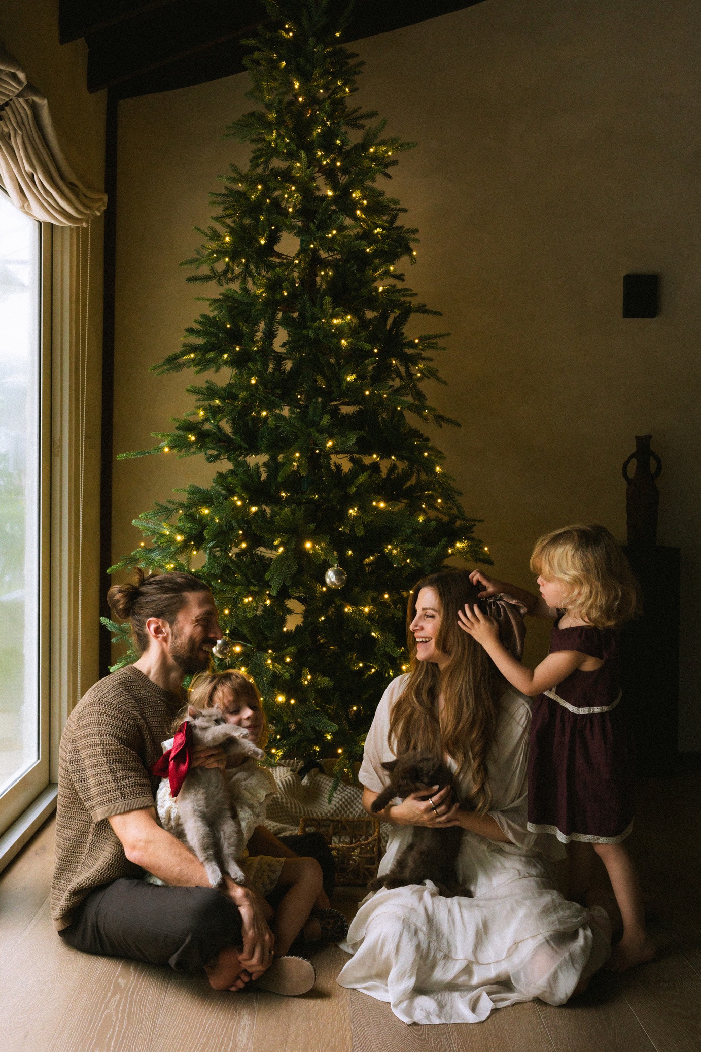 Una familia junto al árbol de Navidad