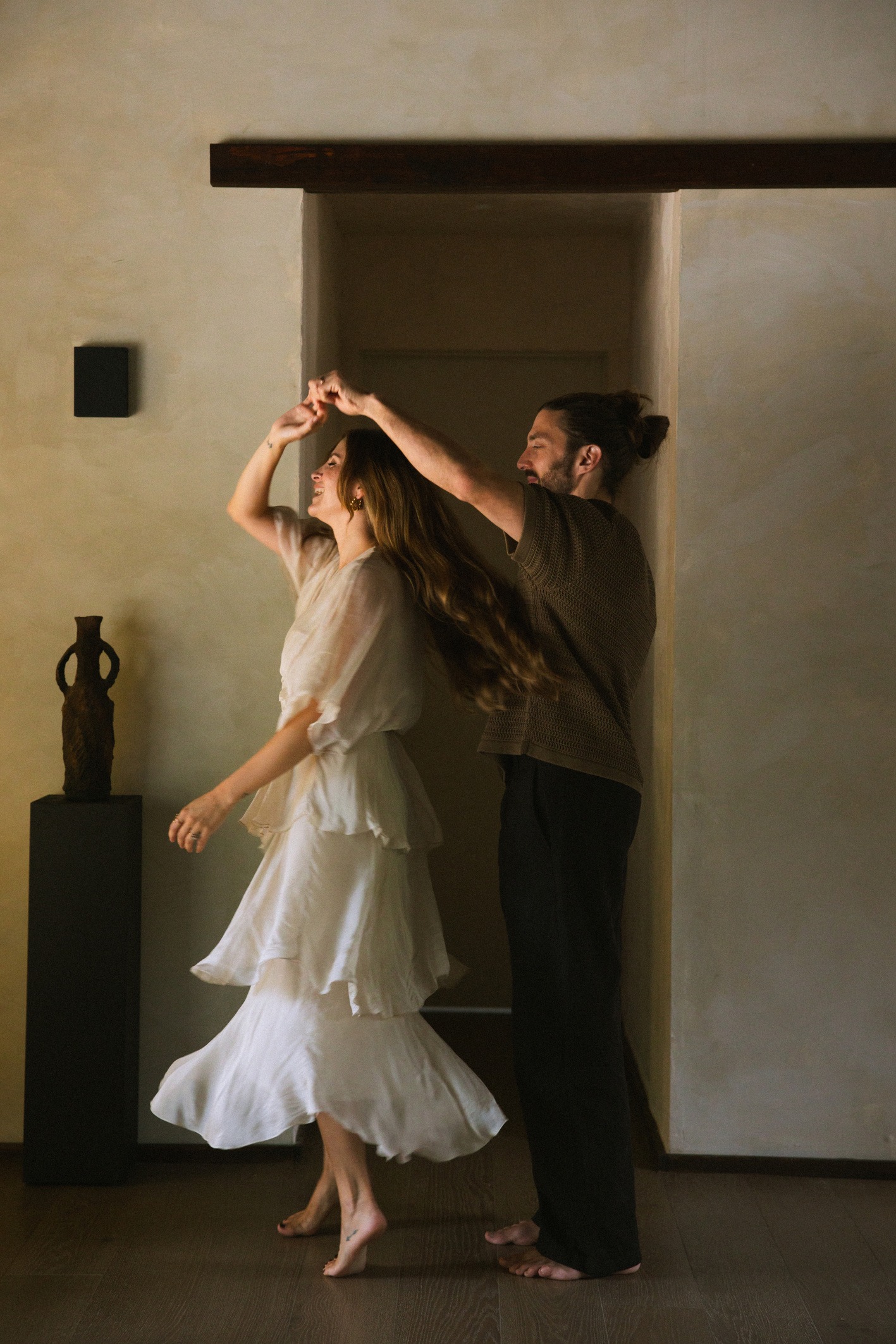 Dos niñas bailan juntas