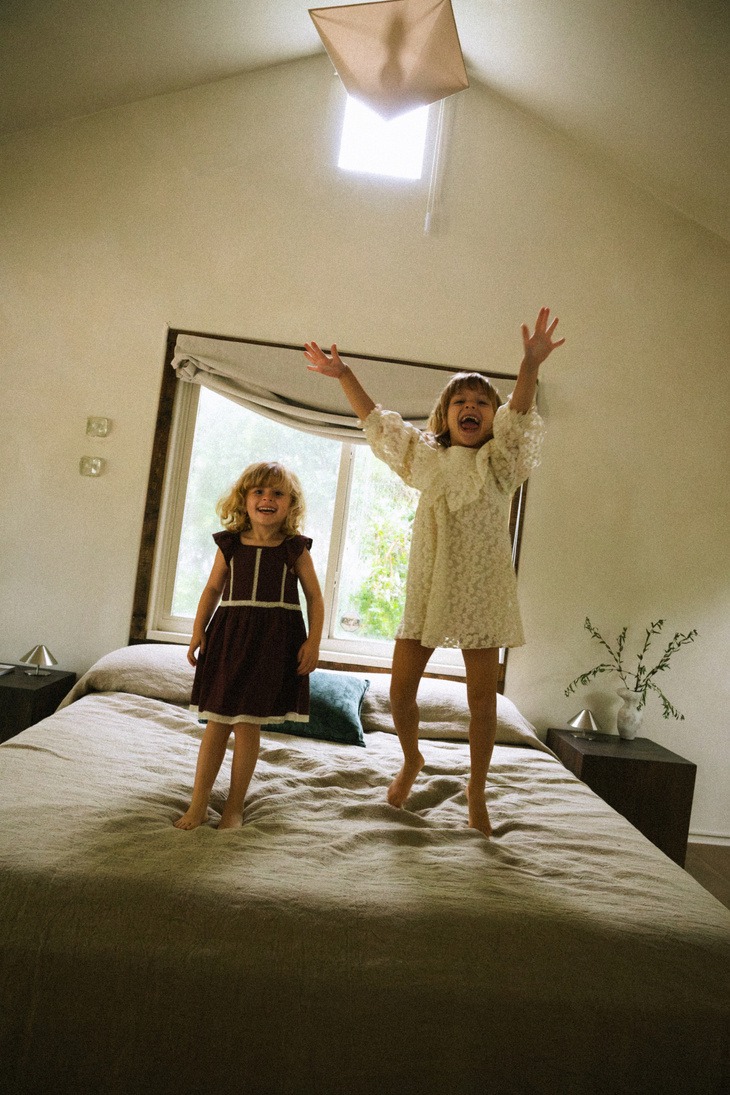 Dos niñas juegan en una habitación llena de luz