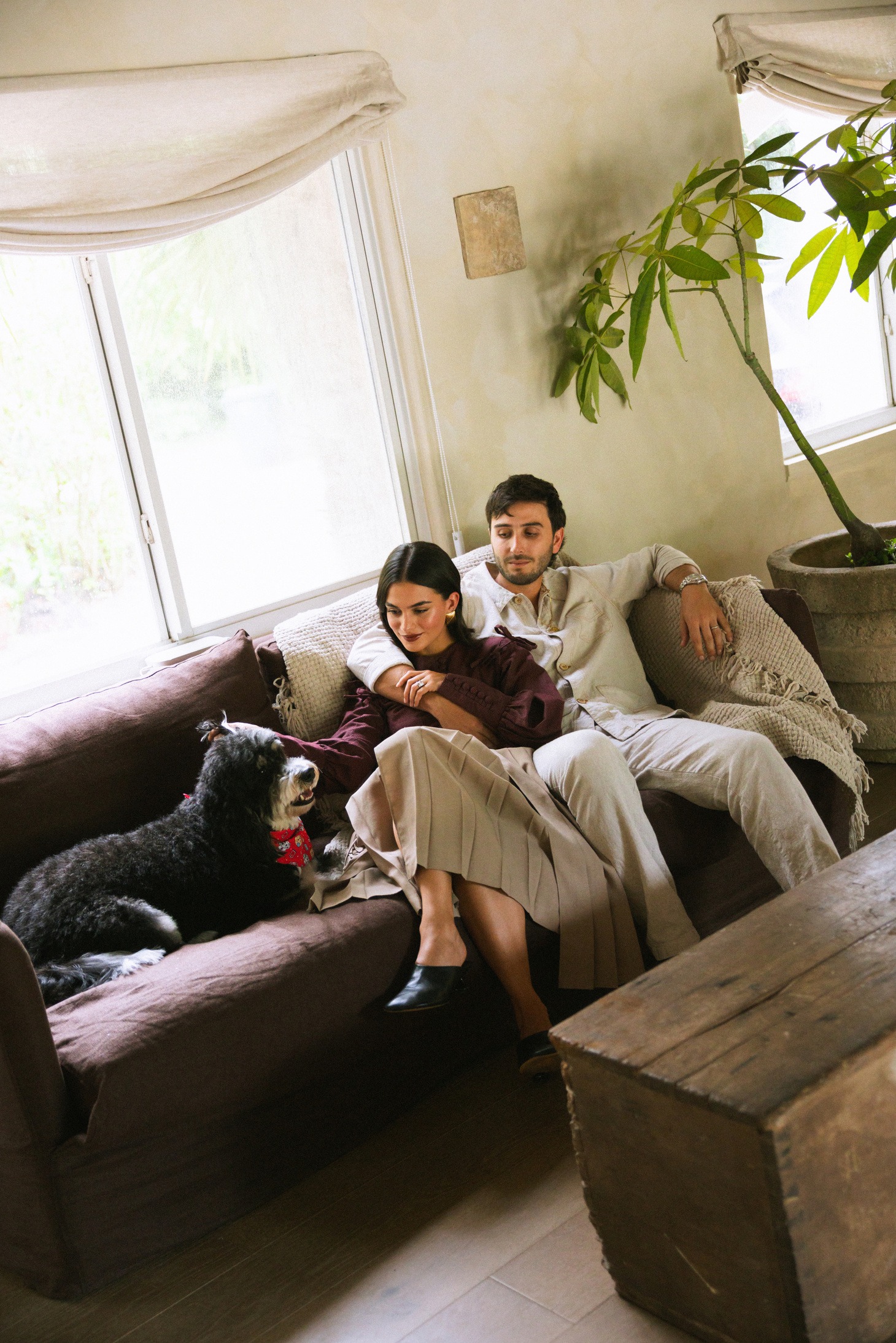 Una pareja y su perro descansan en el sofá
